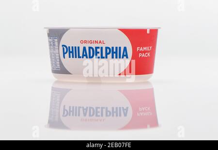 Confezione familiare originale Philadelphia in morbido formaggio su sfondo bianco con riflessi. Foto Stock