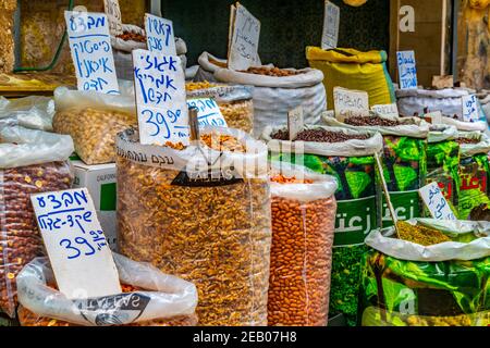 ACRO, ISRAELE, 12 SETTEMBRE 2018: Noci vendute al mercato tradizionale di strada ad Akko, Israele Foto Stock