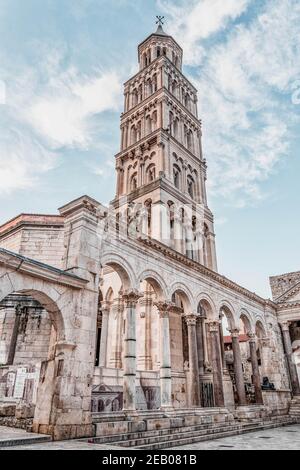 Split, Croazia - 15 agosto 2020: Vista verso l'alto del Campanile della Cattedrale di San Domnio nel Palazzo di Diocleziano Foto Stock