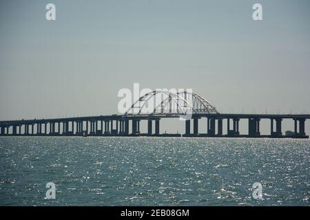 Ponte di Crimea attraverso lo stretto di Kerch in una giornata limpida Russia Foto Stock