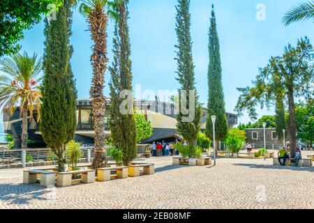 CAPERNAUM, ISRAELE, 15 SETTEMBRE 2018: Veduta di una chiesa moderna all'interno del complesso del Capernaum in Israele Foto Stock