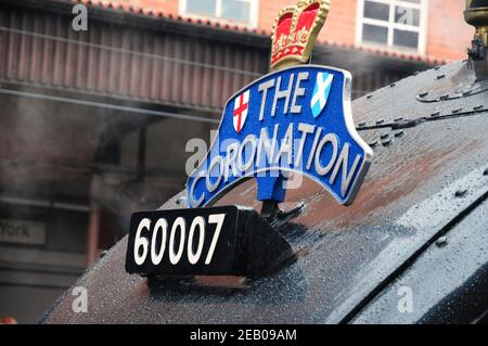 La testata dell'incoronazione sulla Classe A4 Pacifico n. 60007 "sir Nigel Gresley" a York dopo aver trasportato il tour ferroviario da Kings Cross. Visto in pioggia. Foto Stock