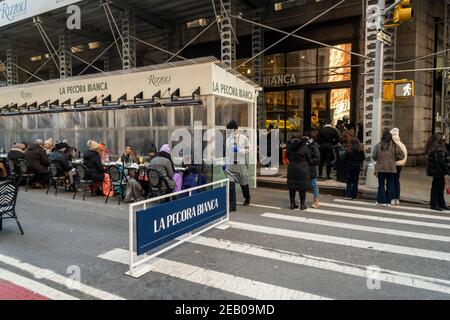 Sabato 30 gennaio 2021, presso la popolare la Pecora Bianca, nel quartiere Flatiron di New York. NYS Gov. Andrew Cuomo ha annunciato che i pasti al coperto a New York City possono riprendere il 14 febbraio con una capacità del 25%. (© Richard B. Levine) Foto Stock