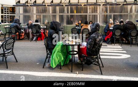 Sabato 30 gennaio 2021, presso la popolare la Pecora Bianca, nel quartiere Flatiron di New York. NYS Gov. Andrew Cuomo ha annunciato che i pasti al coperto a New York City possono riprendere il 14 febbraio con una capacità del 25%. (© Richard B. Levine) Foto Stock