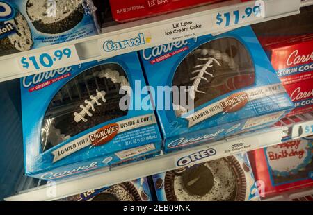 Calcio a tema Carvel marca gelati torte in un supermercato congelatore a New York prima del Super Bowl, visto il Martedì, 19 gennaio 2021. Carvel. Le catene Cinnabon e Auntie Annes sono di proprietà di Focus Brands. Il marchio Carvel, di 82 anni, ha oltre 400 sedi sulla costa orientale e in Florida. (© Richard B. Levine) Foto Stock