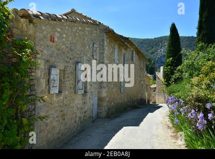 Vecchie case rurali in pietra tradizionali costruite a Oppède-le-Vieux, Vaucluse Provence Francia. Foto Stock