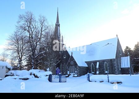 Chiesa di Braemar ricoperta di neve a Braemar, Aberdeenshire, che ha avuto una temperatura notturna di meno 23,0 C (meno 9,4 F). Il villaggio, che è vicino al Castello Balmoral, la residenza estiva della Regina Elisabetta II, ha registrato la temperatura più bassa nel Regno Unito in più di due decenni, dopo un 'estremo congelamento'. Data immagine: Giovedì 11 febbraio 2021. Foto Stock