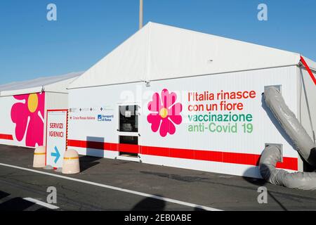 Italia, Roma, 11 febbraio 2021 : emergenza Covid-19 (Coronavirus), campagna di vaccinazione al drive nel centro di vaccinazione dell'aeroporto di Roma. Photo Remo Casilli/Sintesi/Alamy Live News Foto Stock