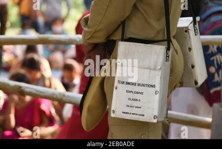 11 febbraio 2021, Guwahati, Assam, India: I membri di varie organizzazioni organizzano una protesta per varie richieste, come il personale di polizia Assam stand guardia tenendo scatole di gas lacrimogeni, a Guwahati, India il 11 febbraio 2021. (Immagine di credito: © David Talukdar/FILO ZUMA) Foto Stock