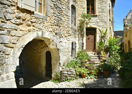 Vecchie case rurali in pietra tradizionali costruite a Oppède-le-Vieux, Vaucluse Provence Francia. Foto Stock