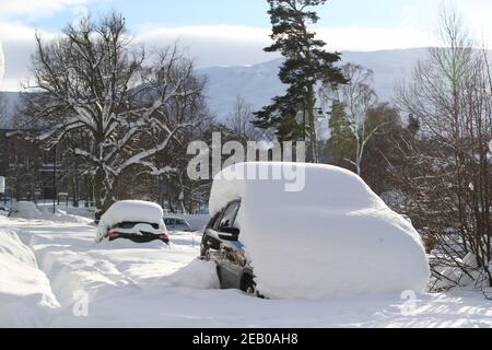 Le auto parcheggiate in Castleton Terrace coperto di neve a Braemar, Aberdeenshire, che ha avuto una temperatura di notte di meno 23,0 C (meno 9,4 F). Il villaggio, che è vicino al Castello Balmoral, la residenza estiva della Regina Elisabetta II, ha registrato la temperatura più bassa nel Regno Unito in più di due decenni, dopo un 'estremo congelamento'. Data immagine: Giovedì 11 febbraio 2021. Foto Stock