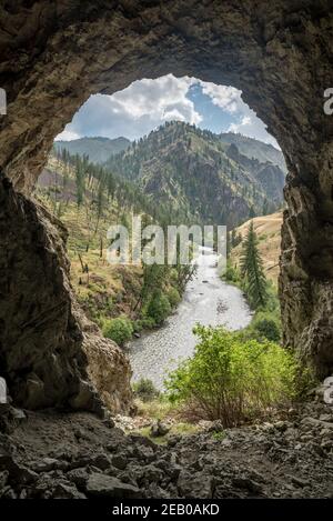 Vista di Big Creek da una grotta nella chiesa Frank - fiume di No Return Wilderness, Idaho. Foto Stock