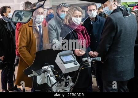 Lione (Francia), 11 febbraio 2021. Il Ministro dell'Ecologia, Barbara Pompili, si trovava a Lione. Ha visitato una stazione di bici di carico. Foto Stock