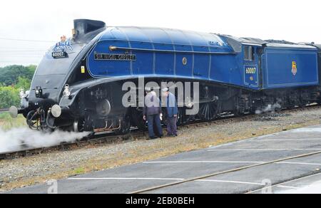 L'equipaggio della classe A4 Pacific n. 60007 "sir Nigel Gresley" ispeziona la locomotiva di York dopo aver trasportato il tour ferroviario di Coronation da Tyne Yard. Foto Stock