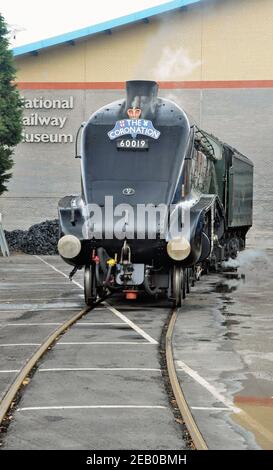 LNER Class A4 Pacific No 60019 "Bittern" fuori dal National Railway Museum di York, prima di trasportare la Coronation Rail-tour a Kings Cross. Foto Stock