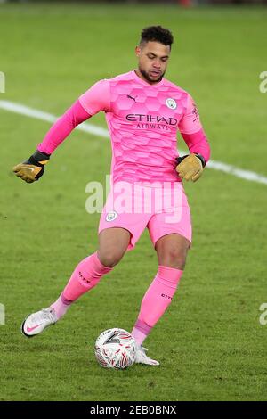 Swansea, Regno Unito. 10 Feb 2021. Zack Steffen, il portiere di Manchester City in azione. Emirates fa Cup, 5° round match, Swansea City contro Manchester City al Liberty Stadium di Swansea, Galles del Sud, mercoledì 10 febbraio 2021. Questa immagine può essere utilizzata solo per scopi editoriali. Solo per uso editoriale, è richiesta una licenza per uso commerciale. Nessun utilizzo nelle scommesse, nei giochi o nelle pubblicazioni di un singolo club/campionato/giocatore. pic di Andrew Orchard/Andrew Orchard sports photography/Alamy Live news Credit: Andrew Orchard sports photography/Alamy Live News Foto Stock