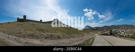 La fortezza genovese è una fortezza della città di Sudak, Crimea, costruita dai genovesi come roccaforte della loro colonia nel nord del Mar Nero regio Foto Stock