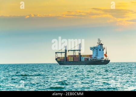 SALONICCO, GRECIA, 8 SETTEMBRE 2017: Nave da carico in mare aperto vicino a Salonicco, Grecia Foto Stock