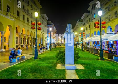 SALONICCO, GRECIA, 8 SETTEMBRE 2017: Vista notturna della gente che cammina sulla piazza Aristotelous a Salonicco, Grecia Foto Stock