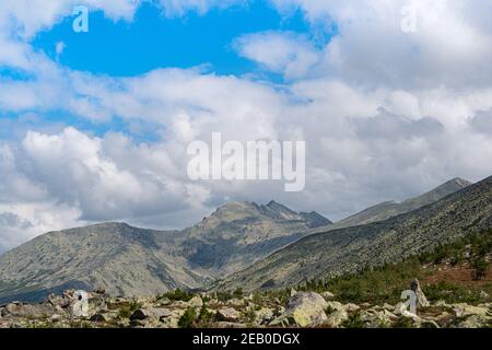 Cielo blu e nuvole sopra le rocce, bellissimo paesaggio nuvoloso su catena montuosa Foto Stock