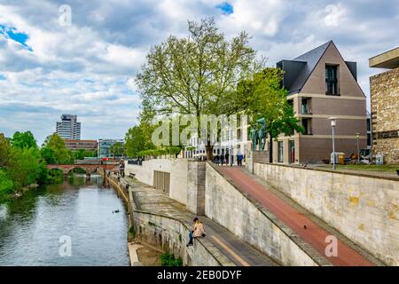 HANNOVER, GERMANIA, 28 APRILE 2018: La gente sta passeggiando lungo il fiume Leine ad Hannover, Germania Foto Stock