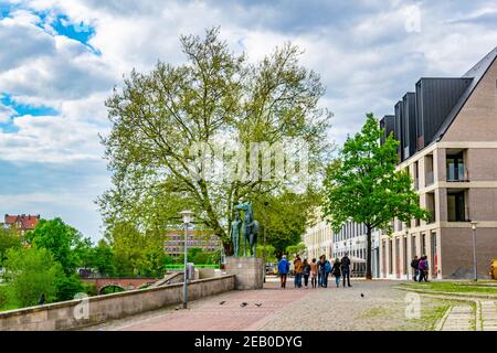 HANNOVER, GERMANIA, 28 APRILE 2018: La gente sta passeggiando lungo il fiume Leine ad Hannover, Germania Foto Stock