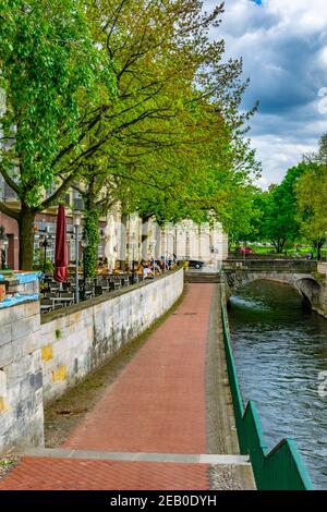 HANNOVER, GERMANIA, 28 APRILE 2018: La gente sta passeggiando lungo il fiume Leine ad Hannover, Germania Foto Stock