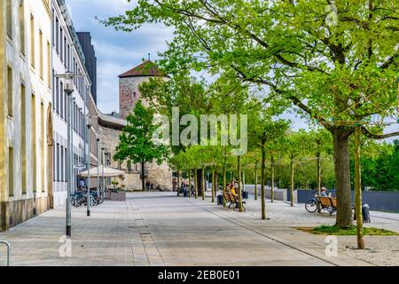 HANNOVER, GERMANIA, 28 APRILE 2018: La gente sta passeggiando lungo il fiume Leine ad Hannover, Germania Foto Stock