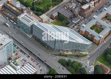Vista aerea della Manchester Metropolitan University, tra cui la Manchester School of Art e la Manchester Metropolitan University Business School Foto Stock