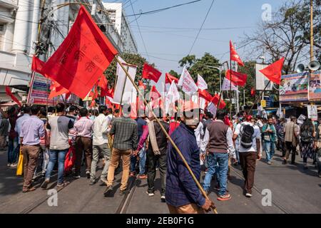 Gli attivisti hanno bandiere mentre marciavano per strada durante la dimostrazione.studenti e giovani ali di partiti di sinistra hanno partecipato alla ‘Nabanna Abhiyaan' annunciata da 10 Left sostenendo organizzazioni giovanili e studentesche, tra cui la SFI (Federazione studentesca dell'India) e la DYFI (Federazione Democratica Giovanile dell'India). Il Comitato dello Stato del Bengala Occidentale SFI-DYFI ha continuato a marzo senza il permesso della polizia verso 'Nabannaa' chiedendo l'educazione per tutti, l'occupazione per i giovani del Bengala, il rifiuto delle politiche anti del governo TMC-BJP. La polizia ha fatto ricorso a lathi-carica, sparando gas lacrimogeni e cannoni ad acqua Foto Stock