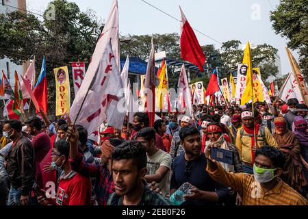 Gli attivisti hanno bandiere mentre marciavano per strada durante la dimostrazione.studenti e giovani ali di partiti di sinistra hanno partecipato alla ‘Nabanna Abhiyaan' annunciata da 10 Left sostenendo organizzazioni giovanili e studentesche, tra cui la SFI (Federazione studentesca dell'India) e la DYFI (Federazione Democratica Giovanile dell'India). Il Comitato dello Stato del Bengala Occidentale SFI-DYFI ha continuato a marzo senza il permesso della polizia verso 'Nabannaa' chiedendo l'educazione per tutti, l'occupazione per i giovani del Bengala, il rifiuto delle politiche anti del governo TMC-BJP. La polizia ha fatto ricorso a lathi-carica, sparando gas lacrimogeni e cannoni ad acqua Foto Stock