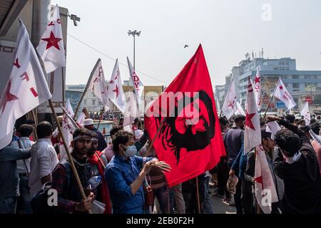 Gli attivisti hanno bandiere mentre marciavano per strada durante la dimostrazione.studenti e giovani ali di partiti di sinistra hanno partecipato alla ‘Nabanna Abhiyaan' annunciata da 10 Left sostenendo organizzazioni giovanili e studentesche, tra cui la SFI (Federazione studentesca dell'India) e la DYFI (Federazione Democratica Giovanile dell'India). Il Comitato dello Stato del Bengala Occidentale SFI-DYFI ha continuato a marzo senza il permesso della polizia verso 'Nabannaa' chiedendo l'educazione per tutti, l'occupazione per i giovani del Bengala, il rifiuto delle politiche anti del governo TMC-BJP. La polizia ha fatto ricorso a lathi-carica, sparando gas lacrimogeni e cannoni ad acqua Foto Stock