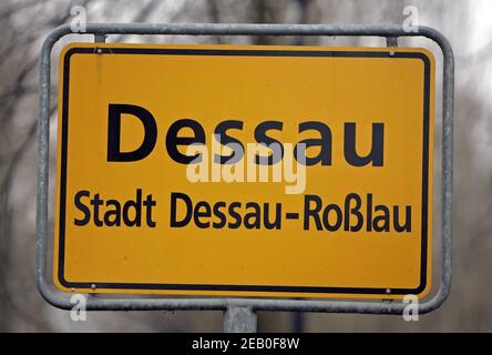 ARCHIVIATO - 16 gennaio 2009, Sassonia-Anhalt, Dessau-Rosslau: Il segno della città di Dessau (Dessau-Roßlau). La polizia potrebbe aver fomentato un attentato terroristico islamista. Secondo le informazioni ottenute dalla Deutsche Presse-Agentur, tre fratelli della Siria sono stati arrestati in Germania e Danimarca il fine settimana con il sospetto di aver preparato congiuntamente un attacco esplosivo. Il tribunale distrettuale di Dessau-Roßlau, in Sassonia-Anhalt, ha emesso mandati di arresto per gli uomini di età compresa tra 33, 36 e 40 anni. Secondo l'ufficio del procuratore generale di Naumburg, essi sono accusati di preparare un grave atto di violenza che mette in pericolo lo Stato. Foto Stock