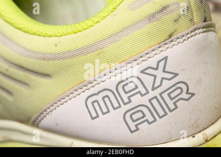 Old Nike Air Max in chartreuse e primo piano bianco dettaglio Foto Stock