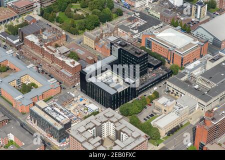 Vista aerea della Manchester Metropolitan University, tra cui la Manchester School of Art e la Manchester Metropolitan University Business School Foto Stock