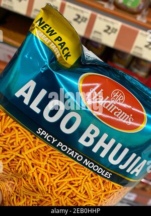 Viersen, Germania - 9 febbraio. 2021: Closeup di confezione di pasta di patate piccanti aloo bhujia davanti allo scaffale del supermercato tedesco Foto Stock