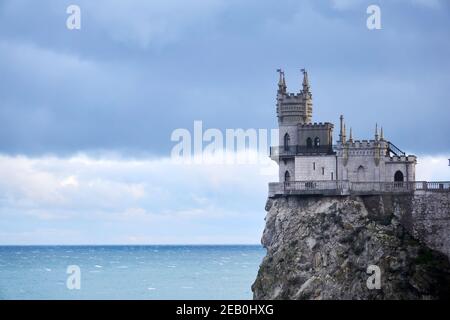 Gaspra, Crimea - 28 gennaio 2021: Storico castello decorativo Swallow's Nest su una scogliera sopra il mare Foto Stock