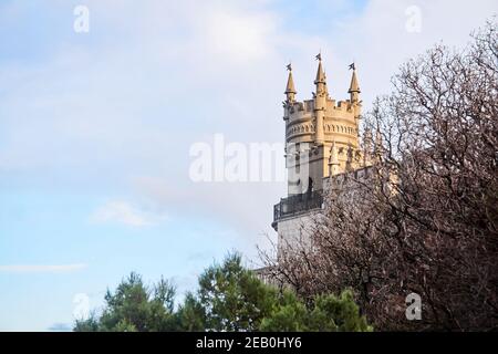 Gaspra, Crimea - 28 gennaio 2021: Storico castello decorativo Swallow's Nest su una scogliera sopra il mare Foto Stock