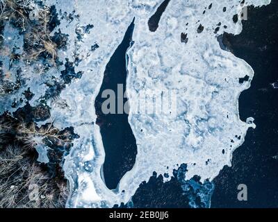 Vista aerea astratta dei modelli di acqua e ghiaccio Foto Stock