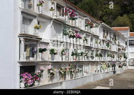 Il cimitero di Casares, Spagna, situato sopra la città vicino al castello. Il cimitero è tagliato in collina ed è in un luogo bello e tranquillo Foto Stock