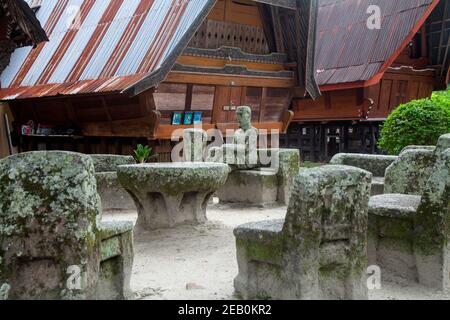 Indonesia, Sumatra, isola di Samosir, Lago Toba, Ambarita, Siallagan village, antica pietra Batak sedie e un tavolo di pietra, che compongono un antico co Foto Stock