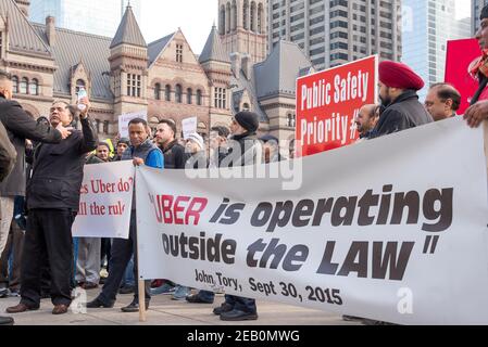 I tassisti di Toronto protestano contro Uber e la mancanza di applicazione delle leggi sulla compagnia rivale. La protesta ha bloccato l'intersezione di Foto Stock