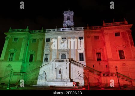 Palazzo Senatoriale (Palazzo Senatorio) di notte, Piazza del Campidoglio sul Campidoglio a Roma, Italia, illuminata nei colori dell'Italia, doppia rampa Foto Stock