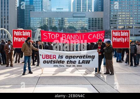 I tassisti di Toronto protestano contro Uber e la mancanza di applicazione delle leggi sulla compagnia rivale. La protesta ha bloccato l'intersezione di Foto Stock