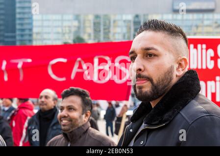 I tassisti di Toronto protestano contro Uber e la mancanza di applicazione delle leggi sulla compagnia rivale. La protesta ha bloccato l'intersezione di Foto Stock