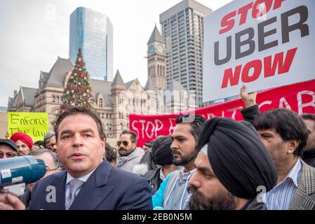 Consigliere Giorgio Mammoliti (vestito) Si rivolge ai manifestanti dopo aver parlato con i manifestanti durante il Toronto i tassisti protestano contro l'o Foto Stock