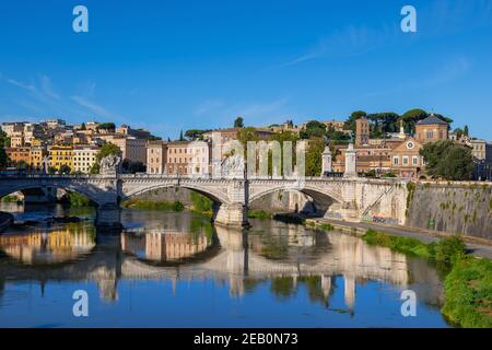 Fiume Tevere con ponte Vittorio Emanuele II nella città di Roma Foto Stock