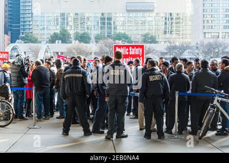 I tassisti di Toronto protestano contro Uber e la mancanza di applicazione delle leggi sulla compagnia rivale. La protesta ha bloccato l'intersezione di Foto Stock