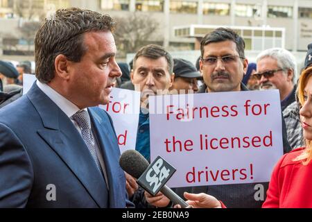 Consigliere Giorgio Mammoliti (vestito) Si rivolge ai media dopo aver parlato con i manifestanti durante il Toronto i tassisti protestano contro l'operat Foto Stock