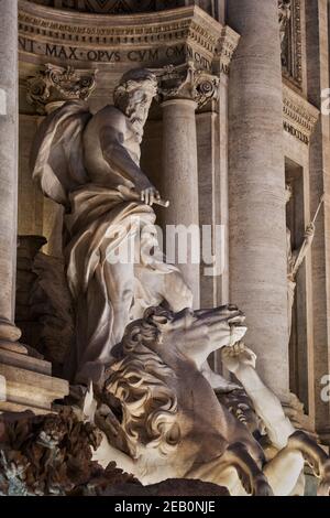 Statua di Oceanus e cavallo di mare selvatico che tirano il suo carro alla Fontana di Trevi di notte a Roma, scultura barocca del XVIII secolo di Pietro Bracci Foto Stock